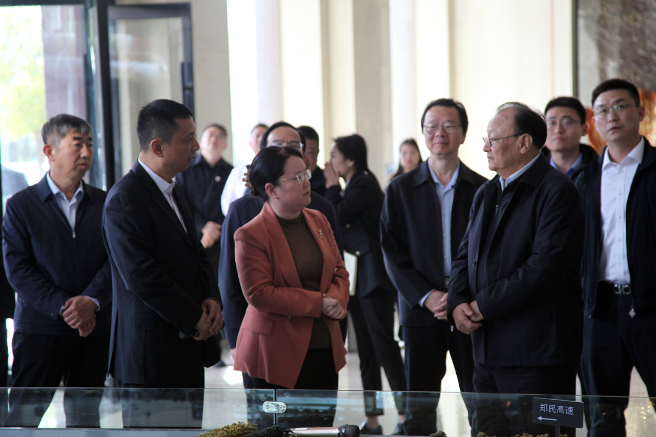 全国人大常委会副委员长雪克来提・扎克尔调研万邦农产品批发市场(图2)