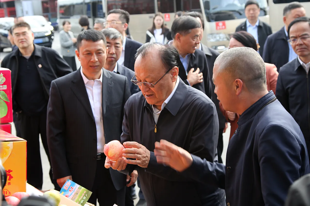 全国人大常委会副委员长雪克来提・扎克尔调研万邦农产品批发市场(图3)