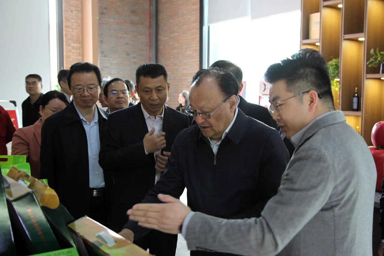 全国人大常委会副委员长雪克来提・扎克尔调研万邦农产品批发市场(图6)