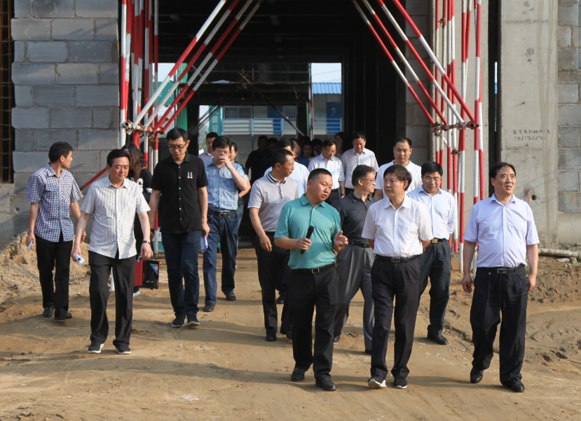 局长吕安民在中牟县委书记樊福太,县长潘开名等人的陪同下到万邦公司